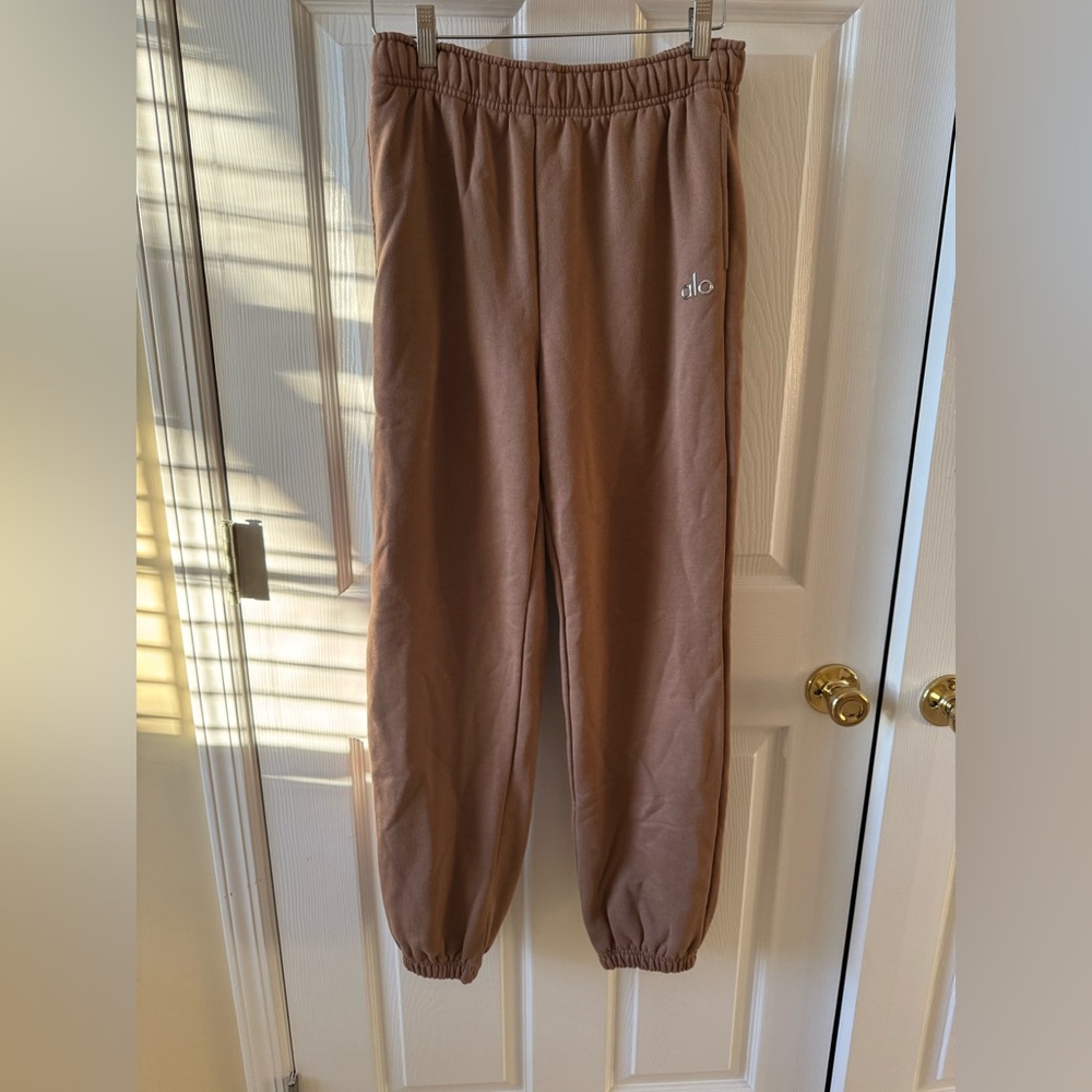Toasted Almond AloYoga Accolade sweatpants 
EXCELLENT condition new w/o tags
S